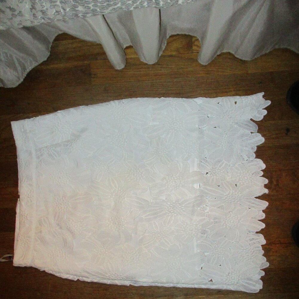 new with tags tobi  white flowered skirt sz l/g with zipper back